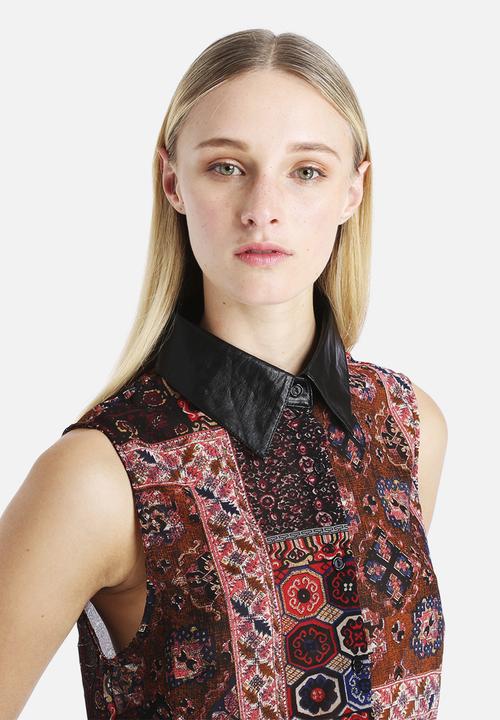 Glamorous - Printed Sleeveless Blouse With Pleather Collar 