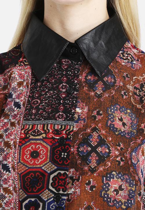 Glamorous - Printed Sleeveless Blouse With Pleather Collar 