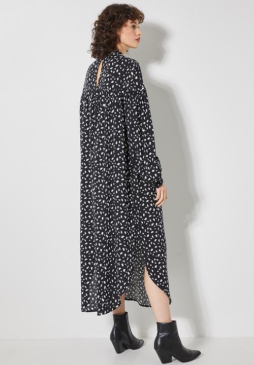 Superbalist - Empire cutline curved hem dress - black & white
