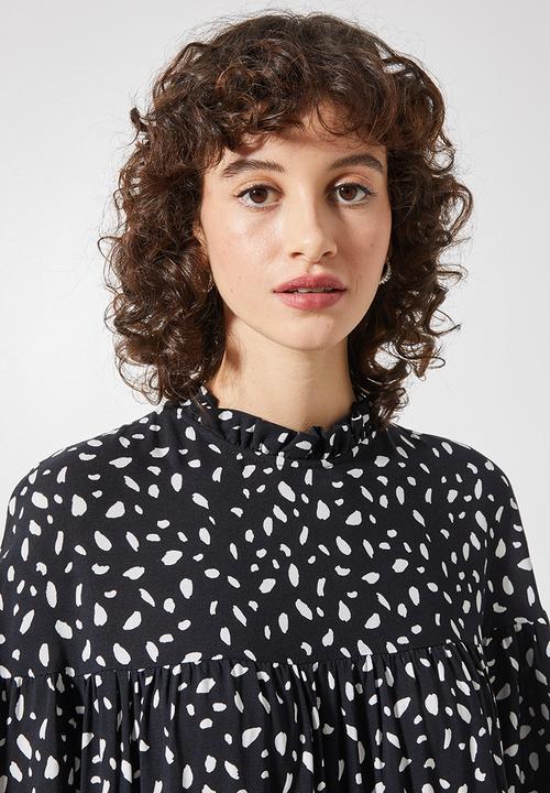 Superbalist - Empire cutline curved hem dress - black & white
