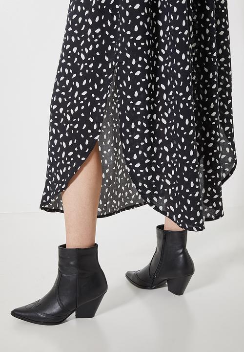Superbalist - Empire cutline curved hem dress - black & white