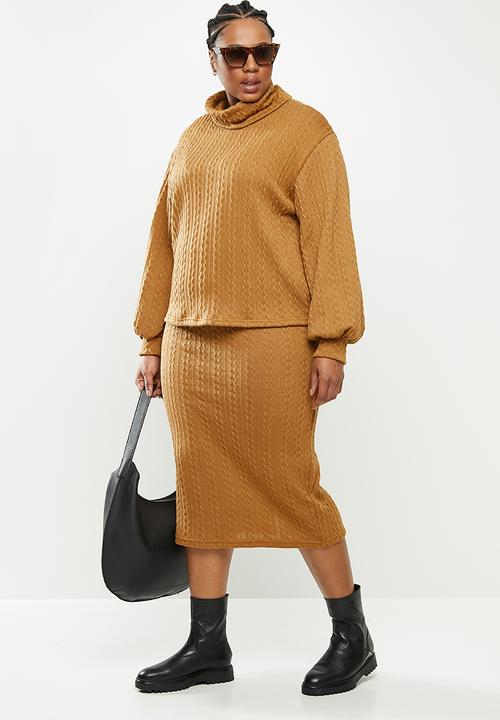 Me&B - Plus caramel cowl neck cable knit top with bellow sleeve - brown 