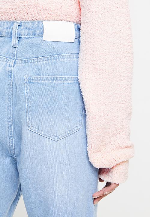 Missguided - Petite riot highwaisted roll hem knee rip mom jean lightwash - blue