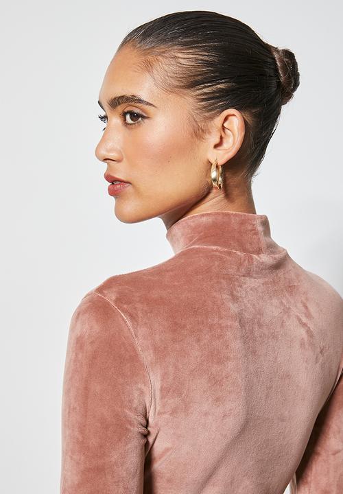 VELVET - Plush velvet cropped long sleeve turtle top - rose