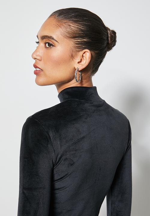 VELVET - Plush velvet cropped long sleeve turtle top - black