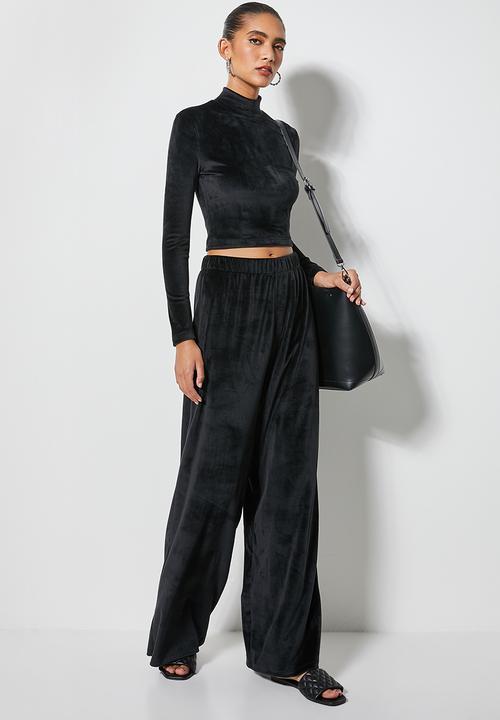 VELVET - Plush velvet cropped long sleeve turtle top - black