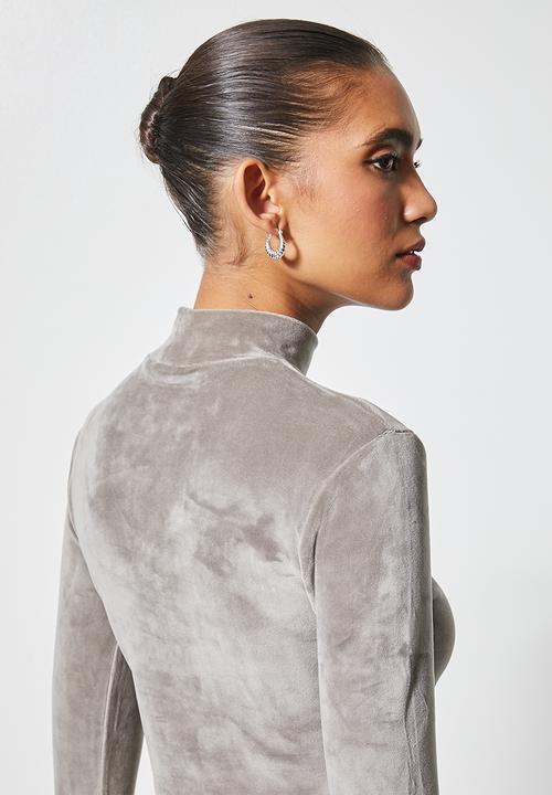 VELVET - Plush velvet cropped long sleeve turtle top - taupe