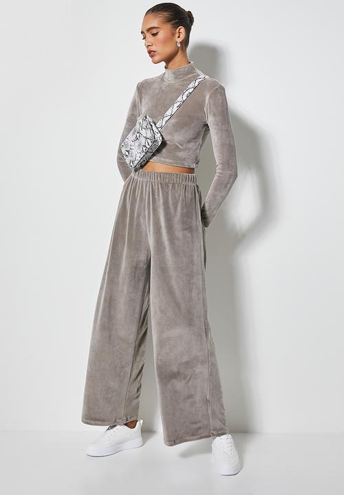 VELVET - Plush velvet cropped long sleeve turtle top - taupe