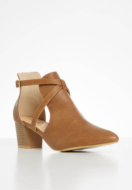 Jada - Side cut out ankle boot - tan