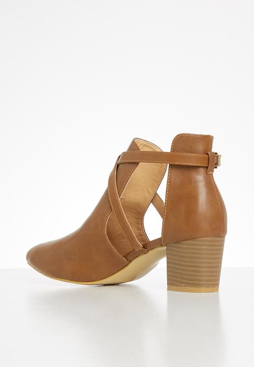 Jada - Side cut out ankle boot - tan