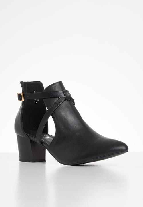 Jada - Side cut out ankle boot - black