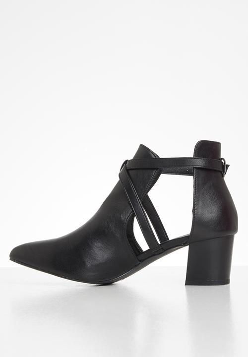 Jada - Side cut out ankle boot - black