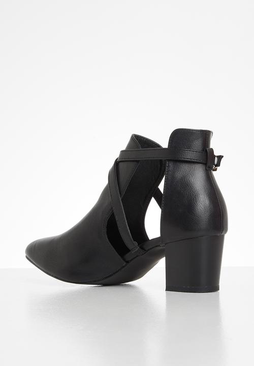 Jada - Side cut out ankle boot - black