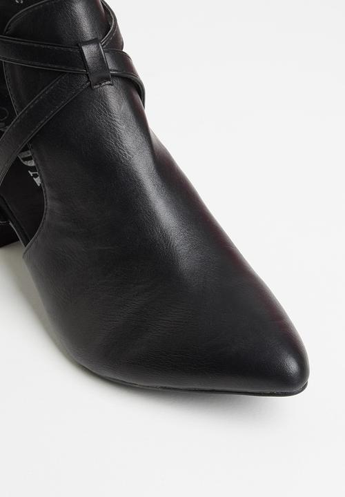 Jada - Side cut out ankle boot - black