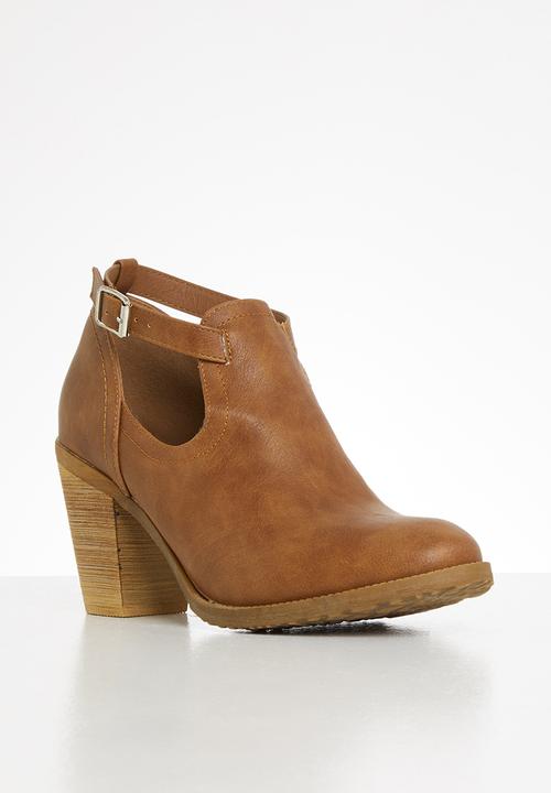 Jada - Side cut out block heel ankle boot - brown