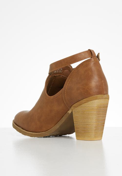 Jada - Side cut out block heel ankle boot - brown