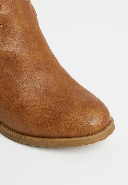 Jada - Side cut out block heel ankle boot - brown