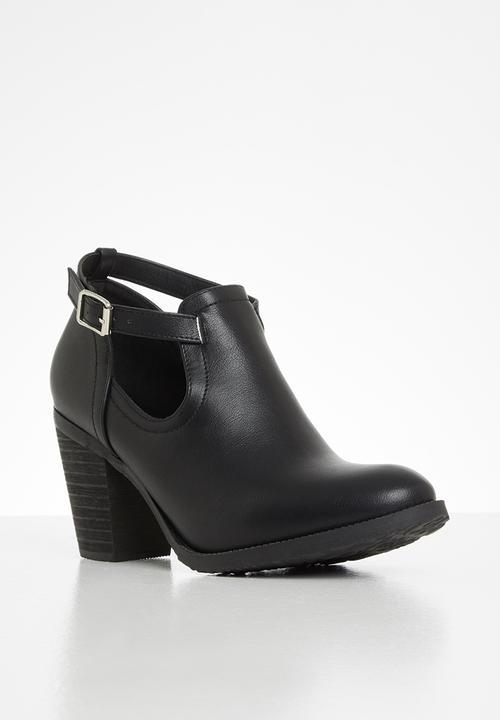 Jada - Side cut out block heel ankle boot - black