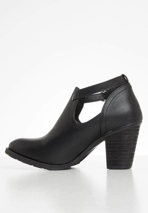 Jada - Side cut out block heel ankle boot - black