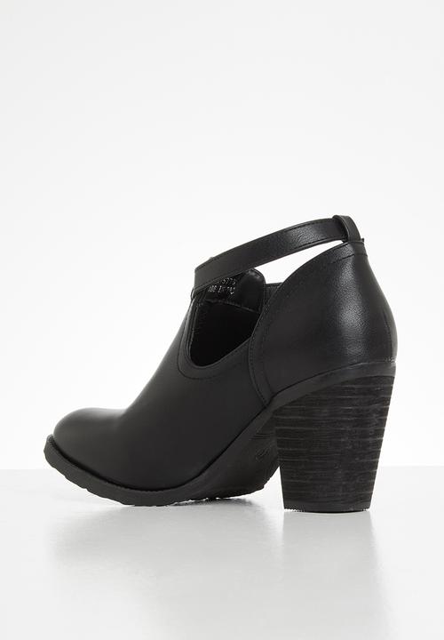 Jada - Side cut out block heel ankle boot - black