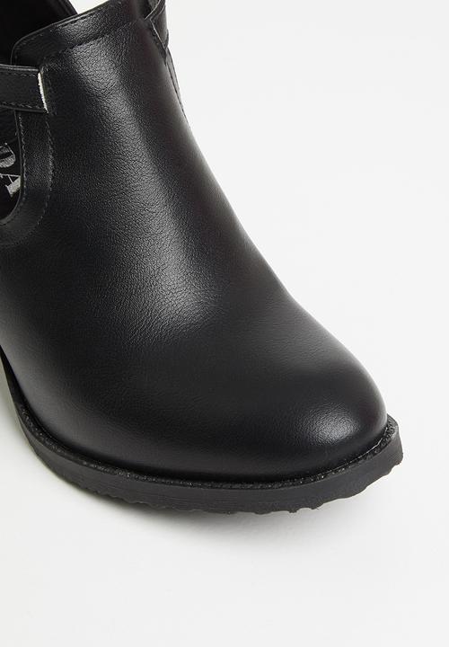 Jada - Side cut out block heel ankle boot - black