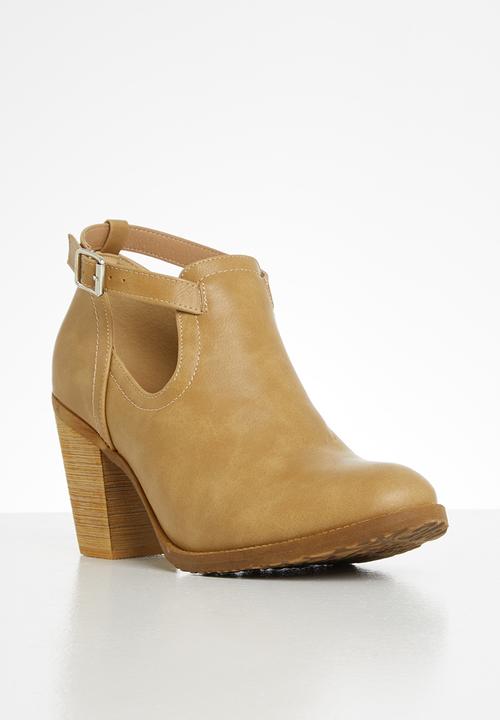 Jada - Side cut out block heel ankle boot - light brown