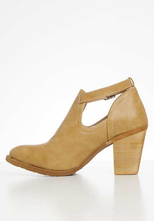 Jada - Side cut out block heel ankle boot - light brown