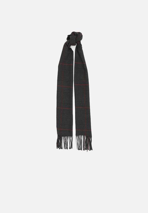 Superbalist - Knitted fringed scarf - black
