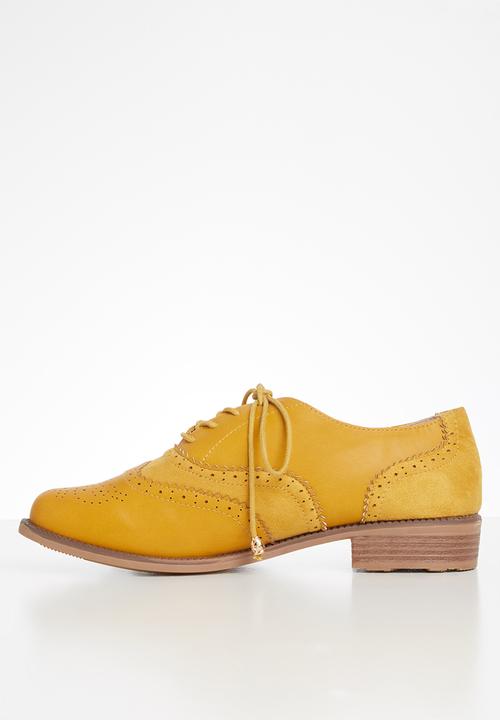 Seduction - Paneled detail brogue - mustard