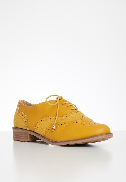Seduction - Paneled detail brogue - mustard