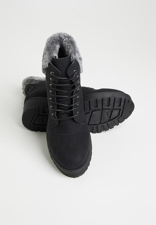 Seduction - Faux fur hiking boot - black