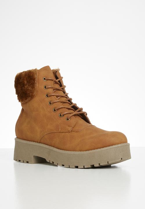 Seduction - Faux fur hiking boot - tan