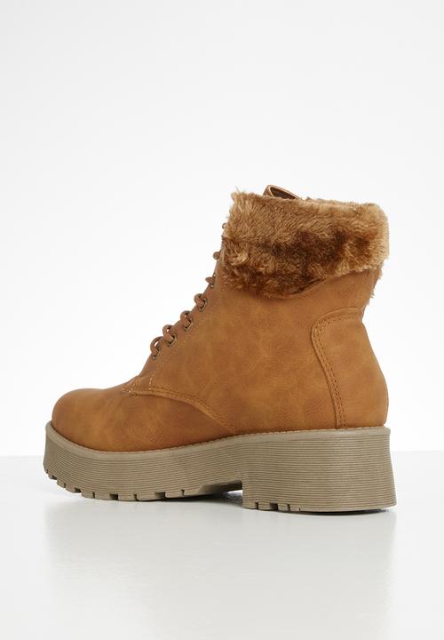 Seduction - Faux fur hiking boot - tan