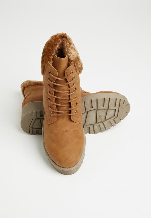 Seduction - Faux fur hiking boot - tan