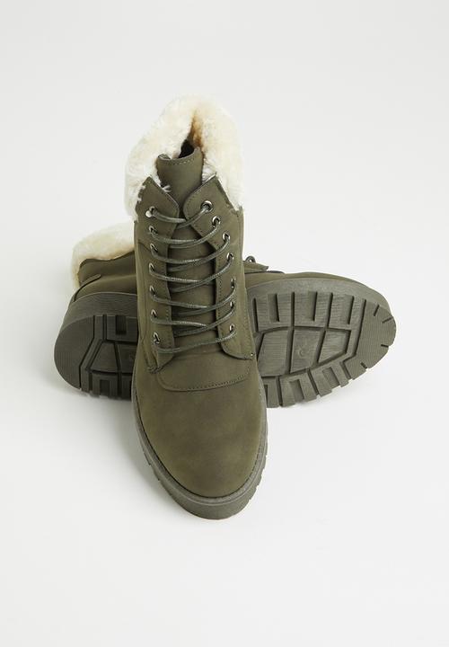 Seduction - Faux fur hiking boot - olive