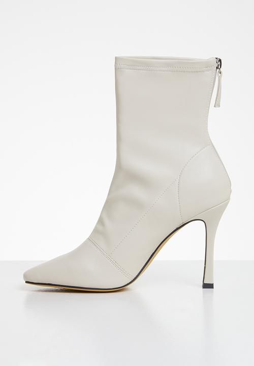 Missguided - Square mid stiletto heel ankle boots - cream
