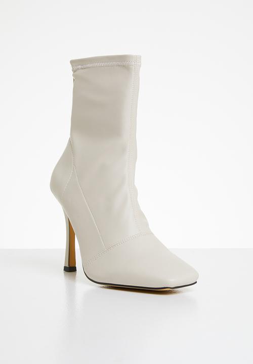 Missguided - Square mid stiletto heel ankle boots - cream