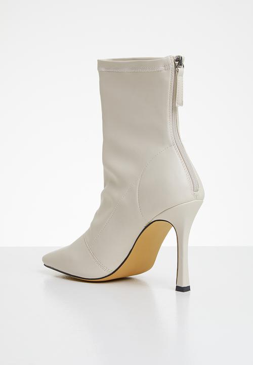 Missguided - Square mid stiletto heel ankle boots - cream