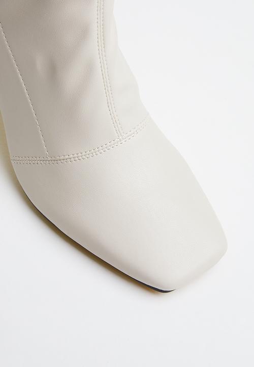 Missguided - Square mid stiletto heel ankle boots - cream