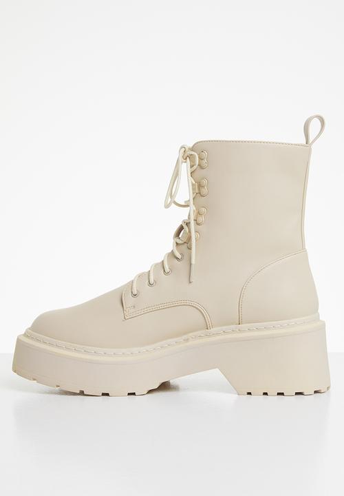Missguided - Lace up chunky sole ankle boots - cream