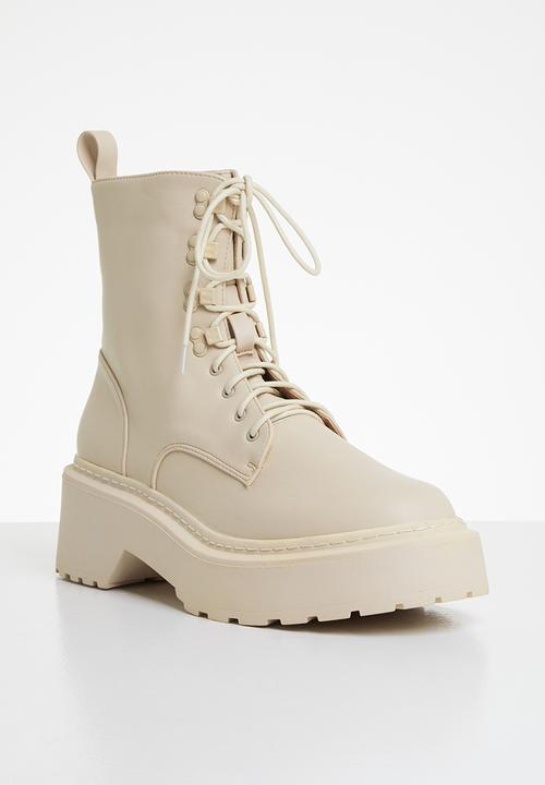 Missguided - Lace up chunky sole ankle boots - cream