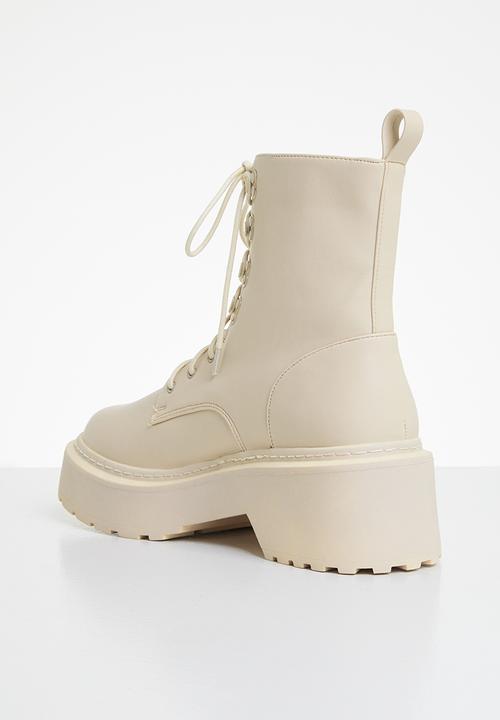 Missguided - Lace up chunky sole ankle boots - cream