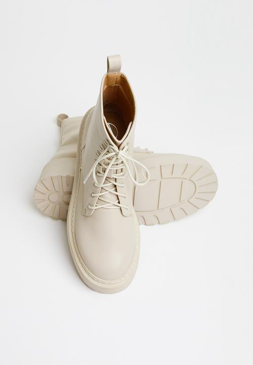 Missguided - Lace up chunky sole ankle boots - cream