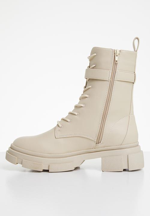 Missguided - Chunky wrap around buckle ankle boots - cream
