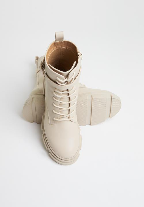Missguided - Chunky wrap around buckle ankle boots - cream
