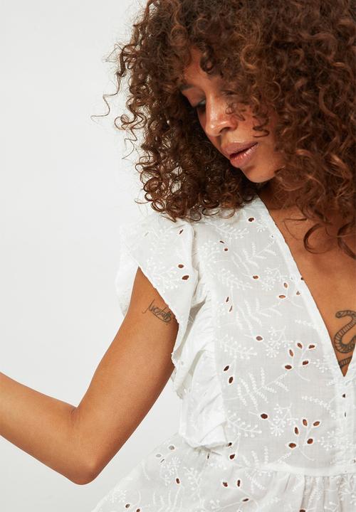 Trendyol - Ruffle detail scalloped embroidered beach dress - white