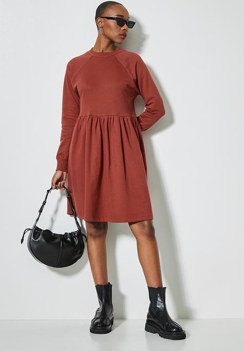 Superbalist - Raglan sleeve babydoll sweat dress - dark rust