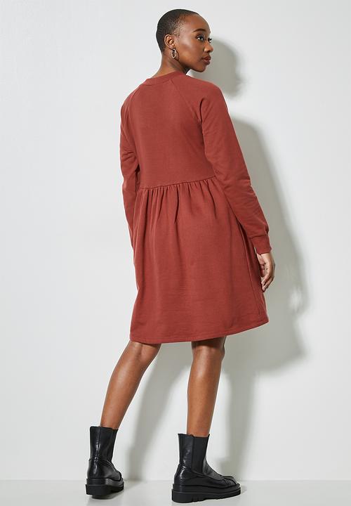 Superbalist - Raglan sleeve babydoll sweat dress - dark rust