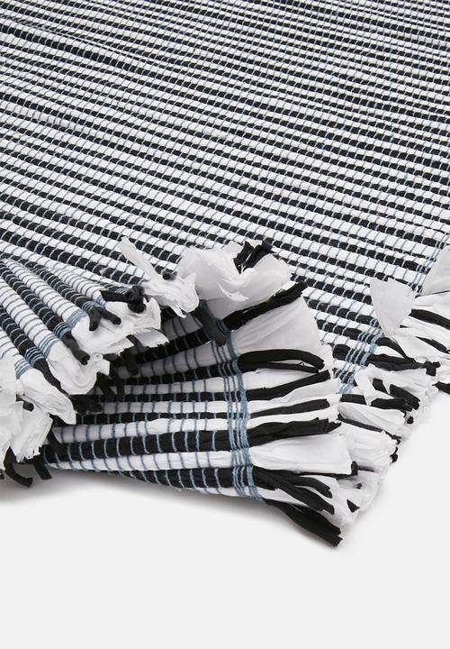 H&S - Chindi runner with fringes - black & white