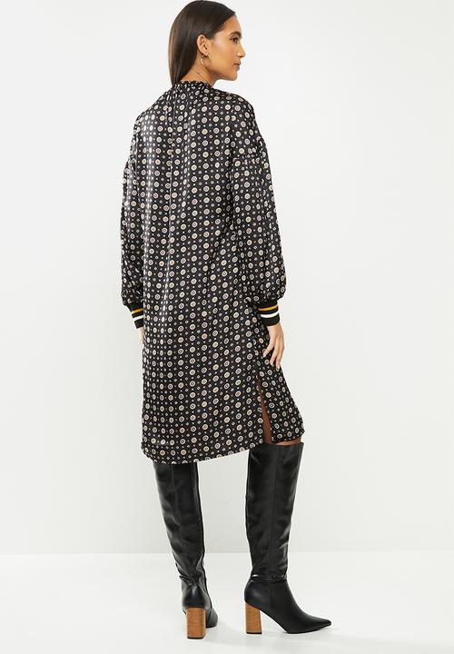 Me&B - Foulard bellow sleeve dress with tie front detail  - black
